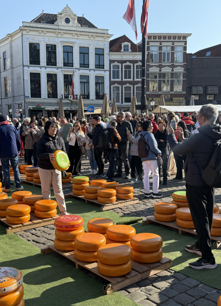 Gouda-cheese-market-tourists