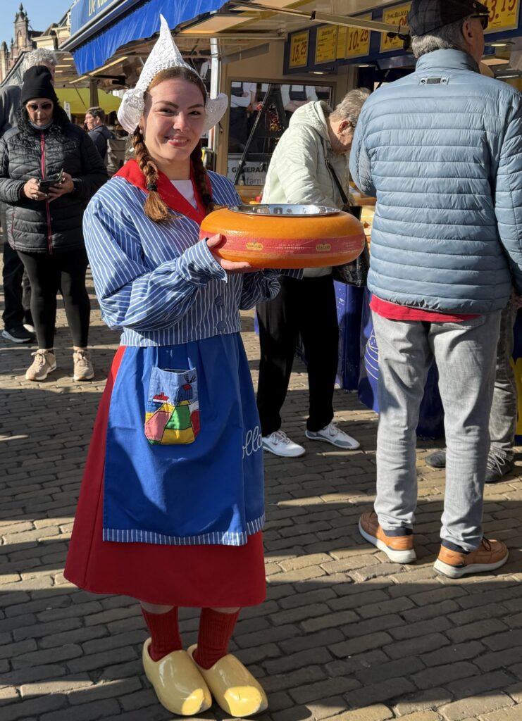 Kaasmeisje-gouda-cheese-market